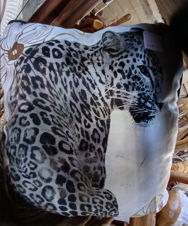 FHI021 - WHITE/GOLD LEOPARD 45X45 SCATTERS