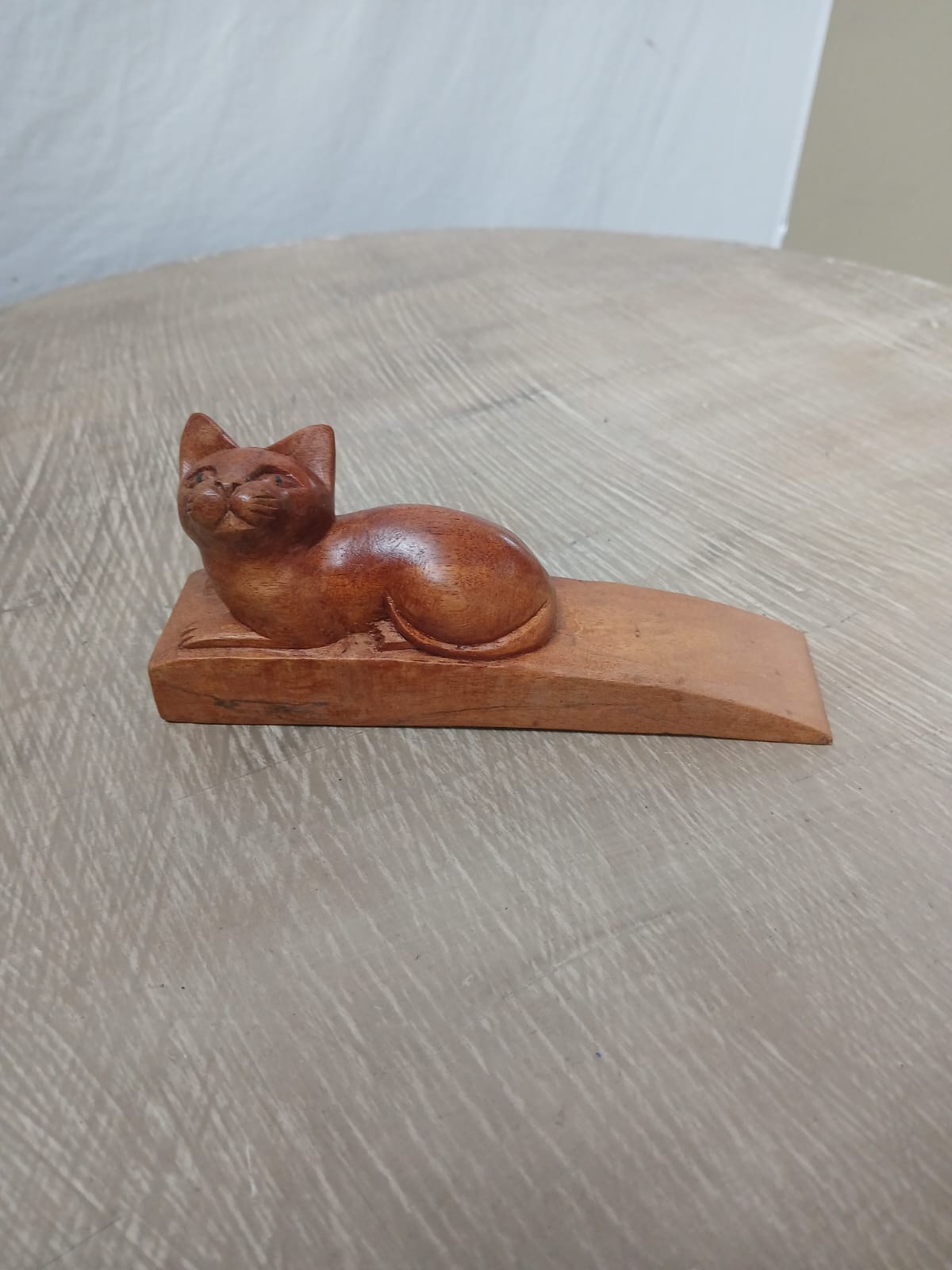 UBI041 - WOODEN WARU CAT DOOR STOP SLEEP SIDE