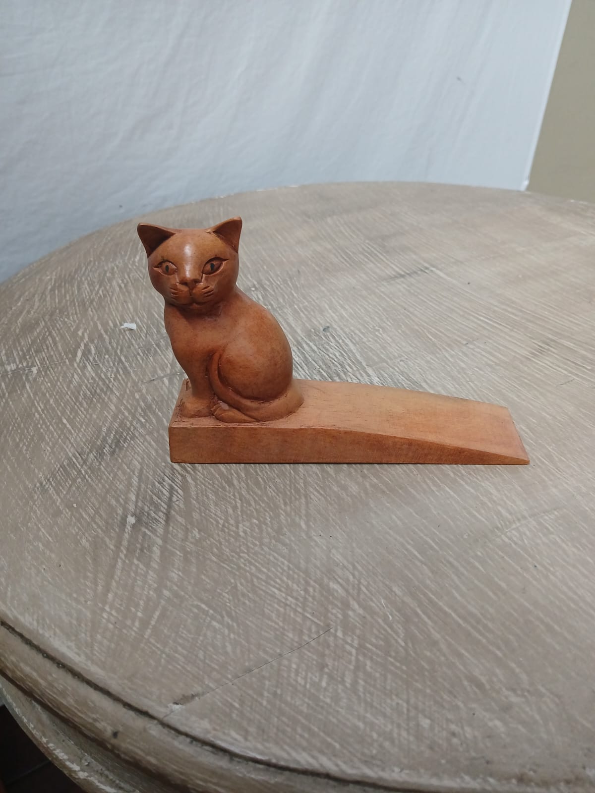 UBI042 - WOODEN WARU CAT DOOR STOP STAND SIDE